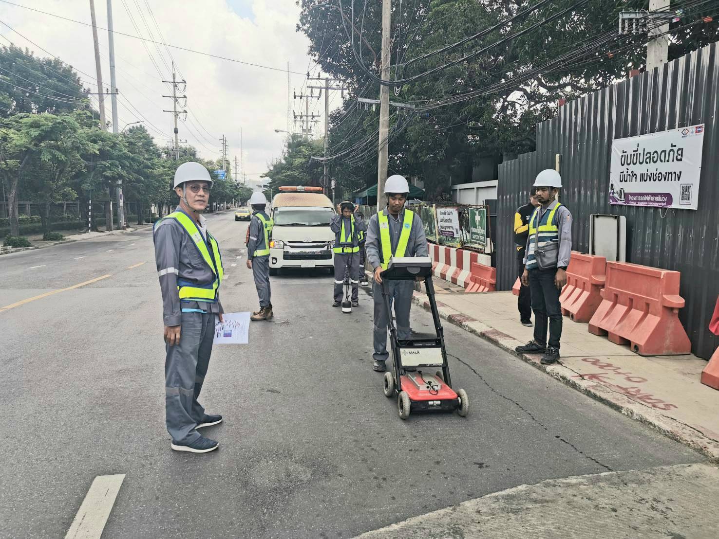 ป้องกันความเสี่ยง !!! กปน. เดินหน้าสำรวจหารอยรั่วในท่อประธาน และตรวจสอบความหนาแน่นของชั้นดิน ตลอดถนนสามเสน ไม่พบความผิดปกติ