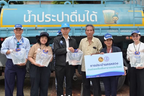 คณะจิตอาสา กปน. ร่วมบรรจุถุงน้ำดื่ม แจกจ่ายช่วยเหลือประชาชนที่ได้รับผลกระทบจากเหตุถนนทรุดตัว บริเวณถนนสามเสน