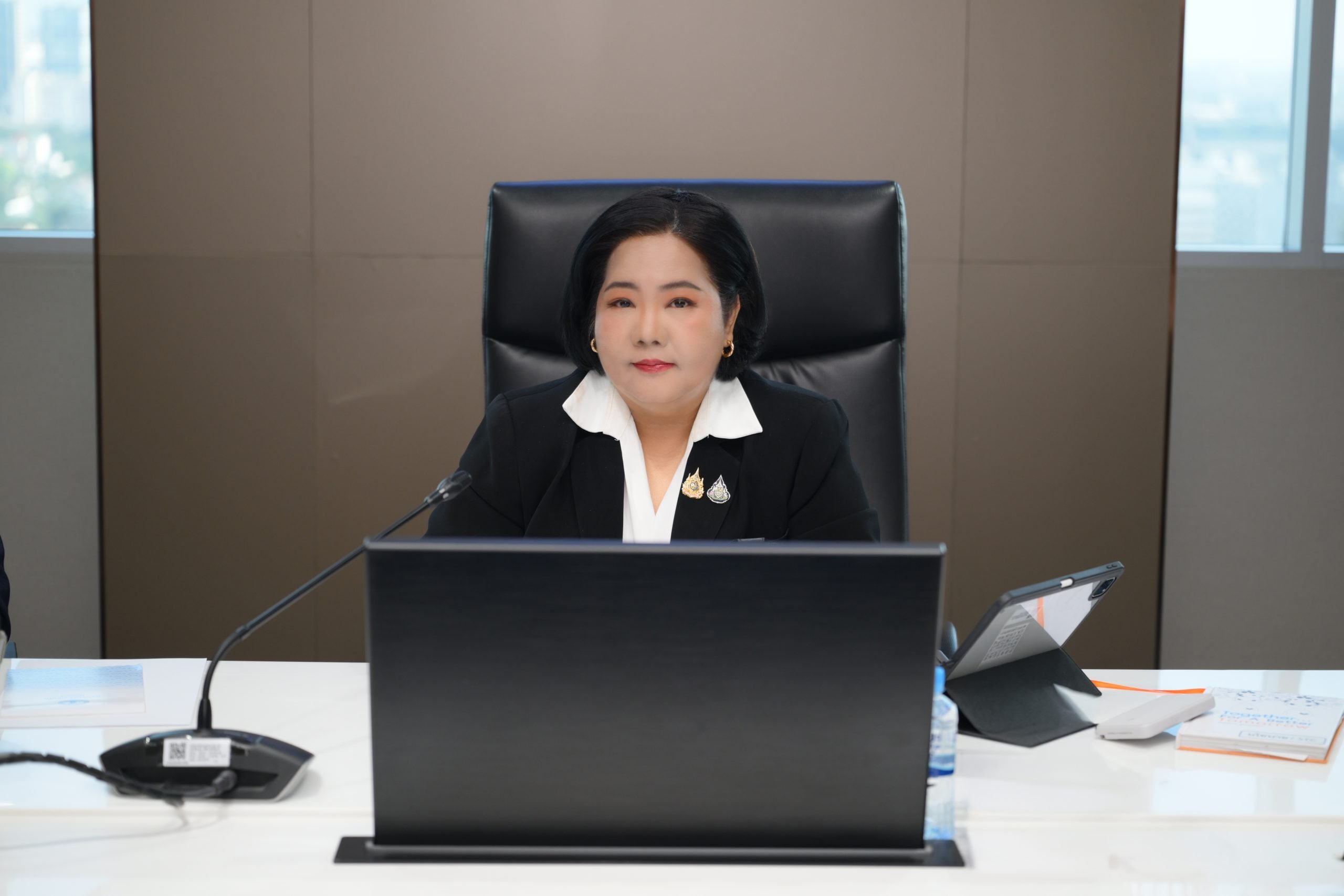 ผู้ว่าฯ กปน. ร่วมประชุม บกปก.ช. ติดตามอุทกภัย – นายกฯ ชมเชย กปน. เคียงข้างประชาชน มอบถุงน้ำดื่มสะอาดช่วยผู้ประสบภัย